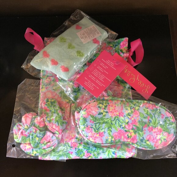 LILLY PULITZER Snuggle In Pouch Sea salt Blue Fruity Flamingo 4 Piece Set NWT - Picture 6 of 12